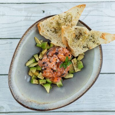 Тартар из лосося в Хорошие руки Рыба по цене 1350 ₽