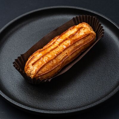 Эклер классический с кремом патисьер в Два веселых гуся по цене 210 ₽