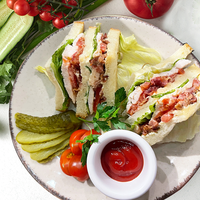 Клаб Сэндвич с курицей и беконом в Хлеб Насущный по цене 425 ₽