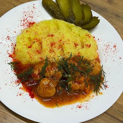 Тефтели куриные с картофельным пюрев Каракилис по цене 399 ₽