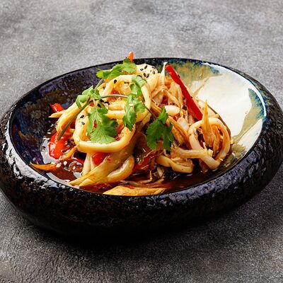 Теплый салат с кальмаром в Sushi & More по цене 390 ₽