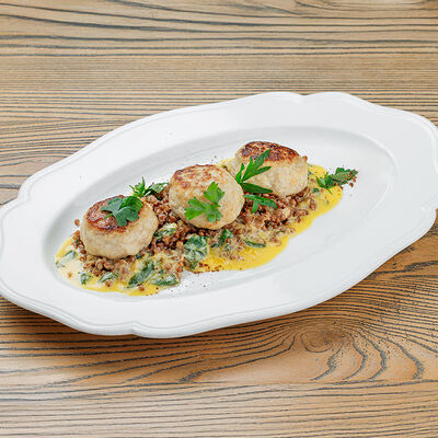 Котлеты из кролика с гречкой и муссом из пармезана в Онегин дача по цене 1120 ₽