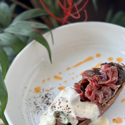 Брускетта с татаки из говядиныв Pellegrino по цене 645 ₽