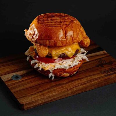 Мегасырный бургер с котлетой из говядины в CHILZ GRILL по цене 699 ₽