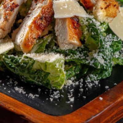 Салат в стиле Цезаря с курицей и вялеными томатами в Вилки-Палки по цене 399 ₽