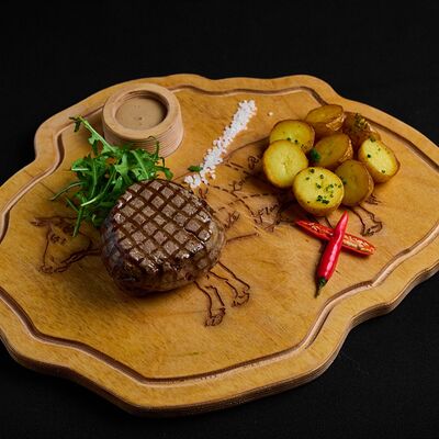 Филе миньон с руколой, жареным картофелем бейби и перечным соусом в Level kitchenbar по цене 1590 ₽