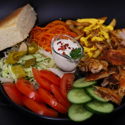 Донер на тарелке с курицей в Вкус Востока по цене 450 ₽