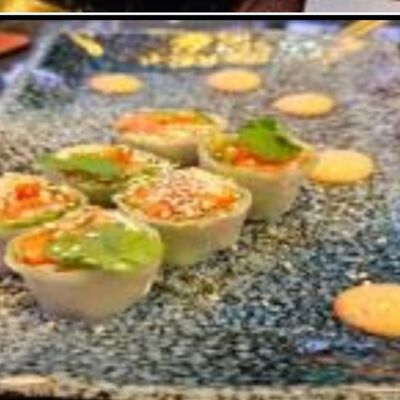 Фреш ролл с лососем, авокадо и икрой тобиков МореКофеОкеан by Erwin по цене 1150 ₽