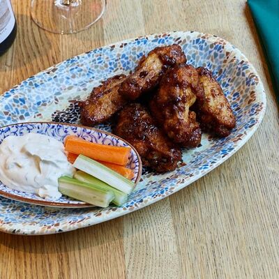 Крылья ББК в DVOR гриль-бистро по цене 560 ₽