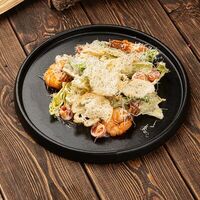 Салат Цезарь с тигровыми креветкамив Паб 357