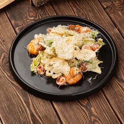 Салат Цезарь с тигровыми креветкамив Паб 357 по цене 770 ₽