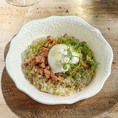 Зеленая гречка с белыми грибами, яйцом пашот и пармезаном в Ива по цене 640 ₽