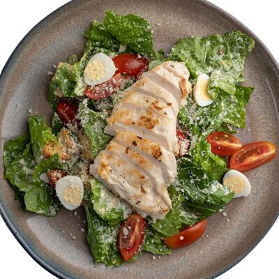 Салат Цезарь с курицей в Cheese Knock по цене 580 ₽