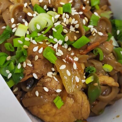 Вок с курицейв ОстроVok по цене 500 ₽