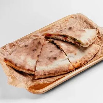 Пицца кальцоне с курицей и моцареллой 450гр в Тук тук took took по цене 810 ₽