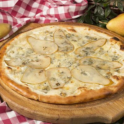 Пицца с грушей и сыром ДорБлю в Луиджи & Тосё по цене 479