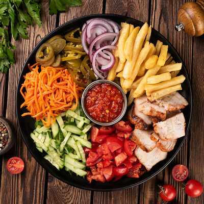 Шаверма на тарелке с аджикой в Кухня 91 по цене 588 ₽