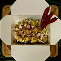 Сытная коробочка Фирменная с колбасками в Коно-пицца