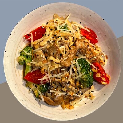 Удон с курочкой в сливочном соусе в Брют ли по цене 400 ₽