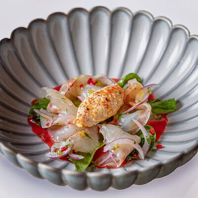 Севиче из сибаса с соусом из томатов и юзу в Narnia по цене 850 ₽