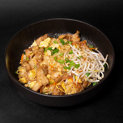 Пад Тай с курицей в Pho Tom по цене 530 ₽