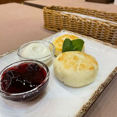 Сырники со сметаной и джемом в Кафе на развилке по цене 446 ₽