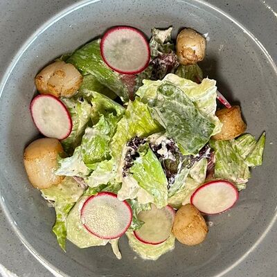 Салат с морским гребешком в Пилот по цене 550 ₽