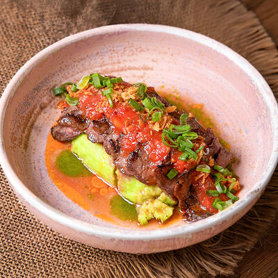 Фланк-стейк с пюре из васаби и томатной сальсой в Белок по цене 1250 ₽