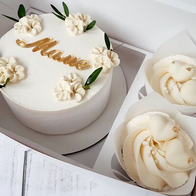 Бенто с цветами + 2 капкейка с сердцами в Премиум торт по цене 3900 ₽