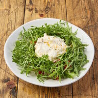 Салат со Страчателлой, руколой и помидорами в Сыроварня