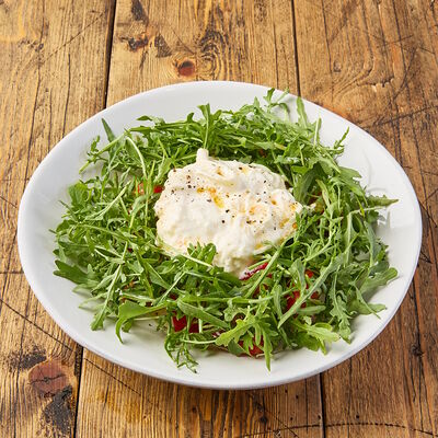 Салат со Страчателлой, руколой и помидорами в Сыроварня по цене 1150 ₽