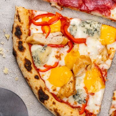 Пицца с сырами Чеддер, дорблю и курицей в Русская усадьба по цене 680 ₽