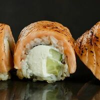 С обожженным лососем в карамельном соусе, огурцом и сыром Филадельфия в Wok café