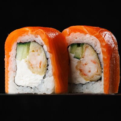 Половина порции Филадельфии с креветкойв Umami Ramen Club по цене 883 ₽