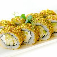 Ролл с фисташковым орехом в Fusion Sushi