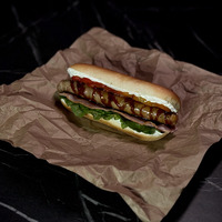 Хот дог с беконом и BBQ в Red Rocket Bar