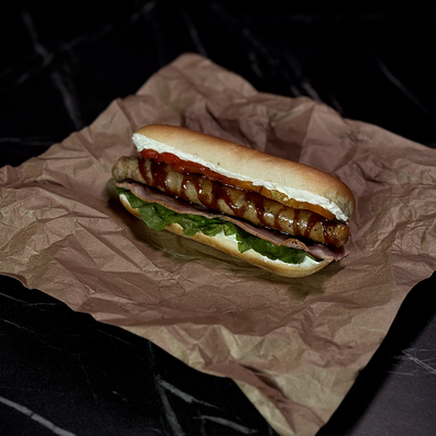 Хот дог с беконом и BBQ в Red Rocket Bar по цене 390 ₽