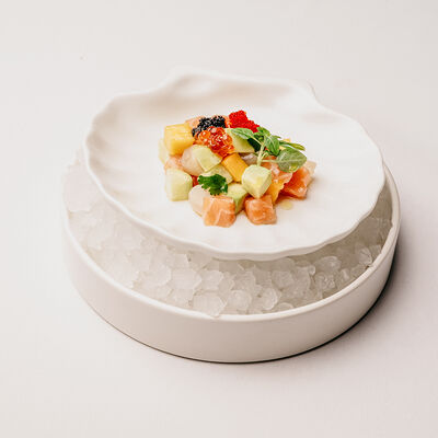 Тартар из гребешка с лососем и тайским манго в Клёво по цене 1050 ₽