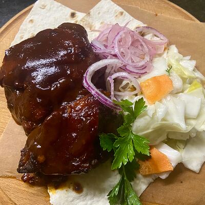 Говяжьи ребра барбекю в Первая реберная Кухня по цене 790 ₽