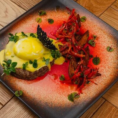 Бифштекс из говядины с молодым картофелем и яйцом пашот в Хурма и мандарин по цене 795 ₽