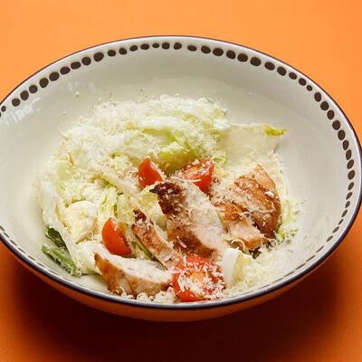 Салат Цезарь с курицей в Папа Рядом Гриль-паб по цене 495 ₽