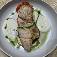 Куриная грудка с овощами и соусом блю чиз в Bistro Оstro