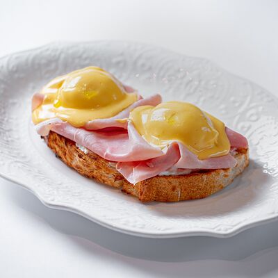 Брускетта с мортаделлой и яйцом пашот в Loona по цене 740 ₽