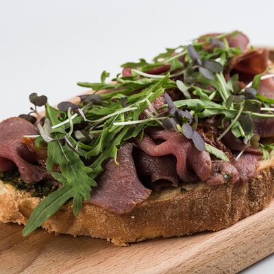 Брускетта с ростбифом в Градус Баллинга по цене 620 ₽