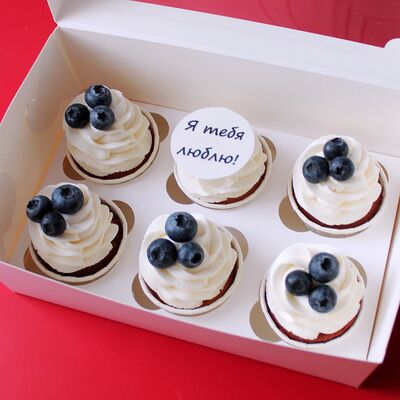 6 капкейков с ягодами голубики и табличкой Я тебя люблю в Savoro по цене 2990 ₽