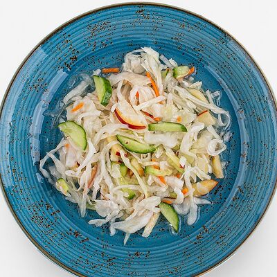 Витаминный салат с яблоком и огурцом в Вилка Ложка по цене 99 ₽