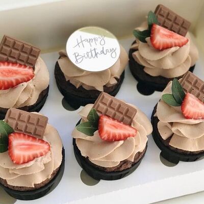 Набор капкейков Happy Birthday с ягодой в Elian Сhocolate по цене 3000 ₽