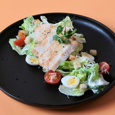 Салат Цезарь с курицей в Папи бар по цене 660 ₽