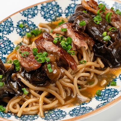 Утка с яичной лапшой с маринованными шиитакев SAGA по цене 600 ₽