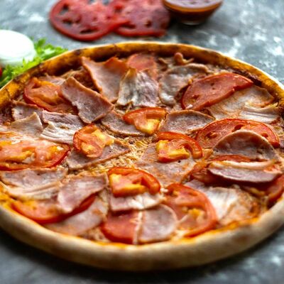 Пицца Мясная в Bahnhof по цене 455 ₽